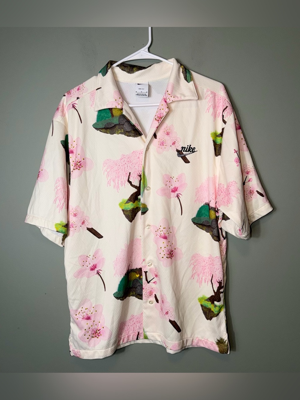 Nike Men’s‎ Dri-FIT Cherry Blossom Mesh Camp Shirt Medium